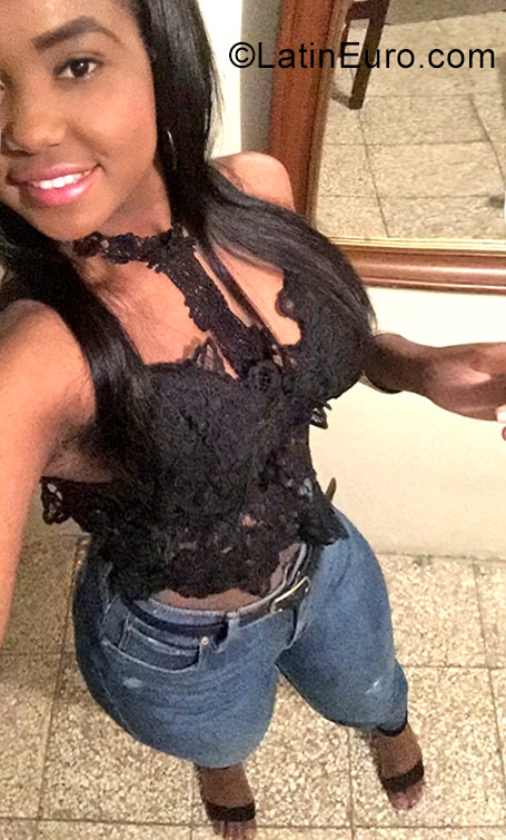 Date this gorgeous Dominican Republic girl Manuela from Santo Domingo DO31897