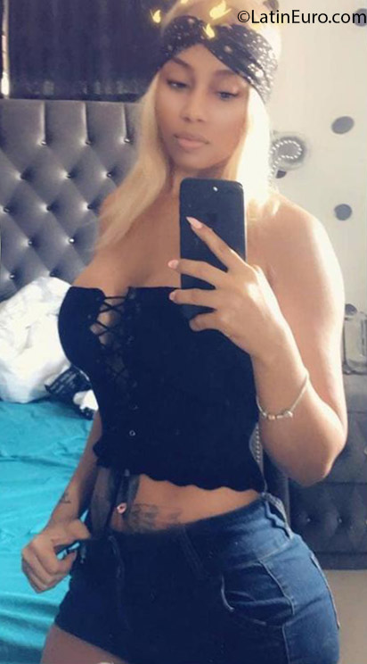 Date this happy Dominican Republic girl Lesly from Santo Domingo DO31957