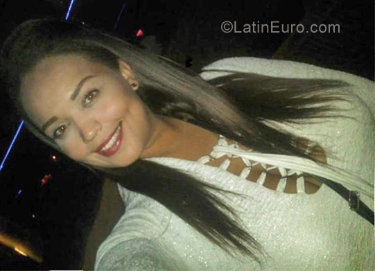 Date this lovely Venezuela girl Geraldine from Caracas VE1467