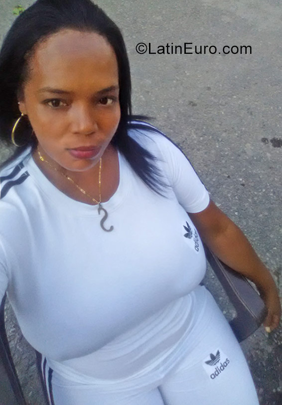 Date this hot Dominican Republic girl Mari from Santo Domingo DO32035