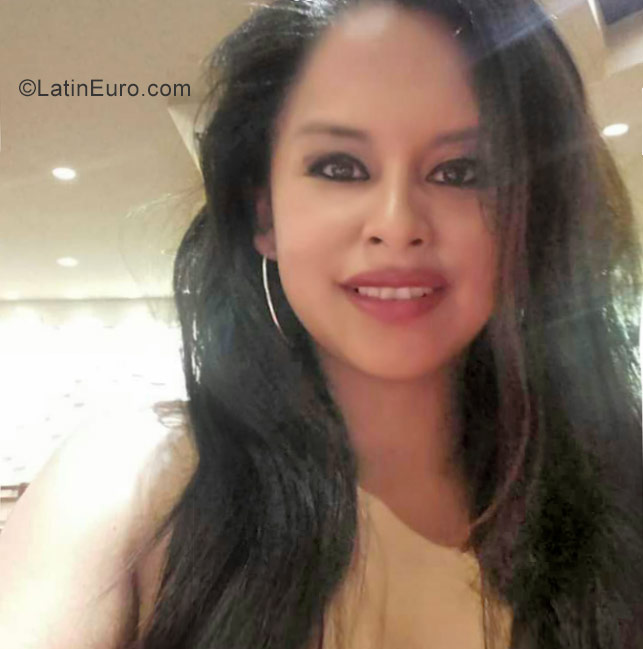 Date this attractive Ecuador girl Tefy from Quito EC254