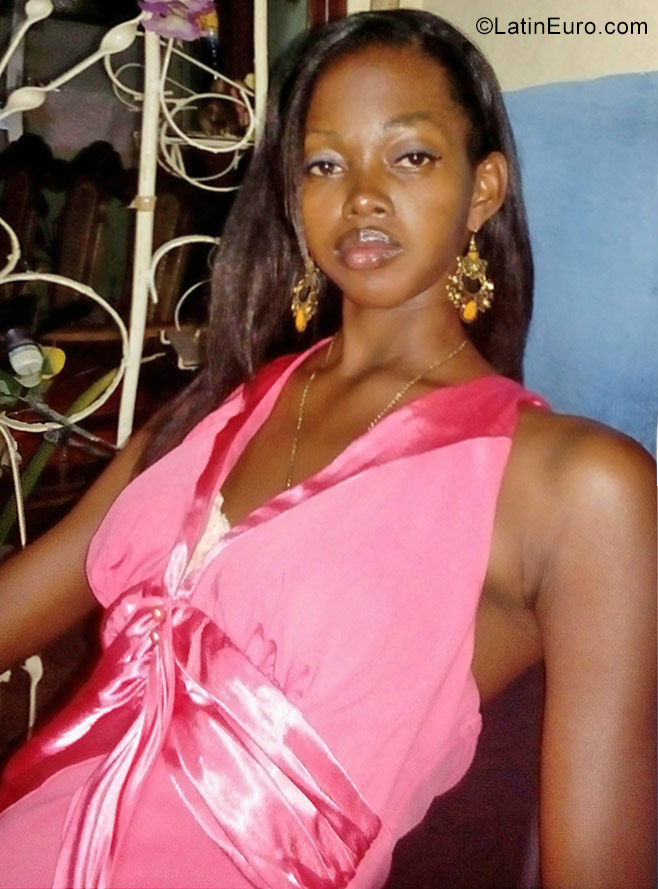 Date this charming Cuba girl Yuleisi from Guantanamo CU277