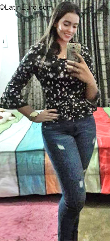 Date this voluptuous Colombia girl Maria from Monteria CO23688