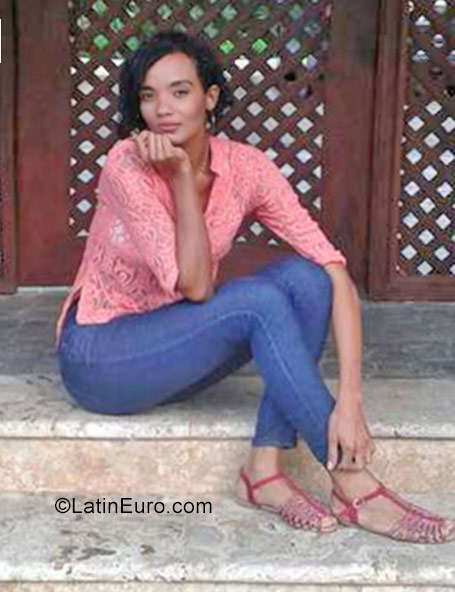 Date this stunning Dominican Republic girl Jennifer from Santo Domingo DO32107