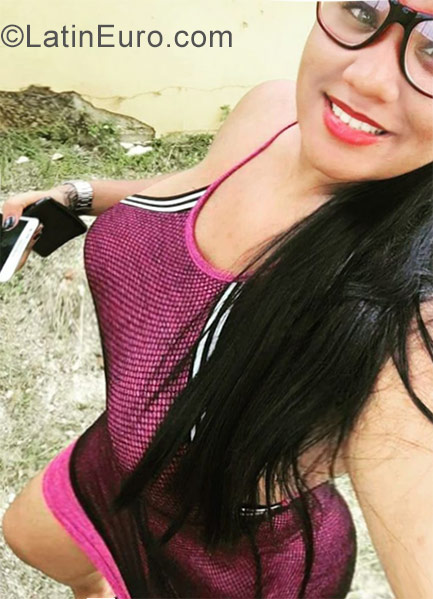 Date this georgeous Dominican Republic girl Nicki from Santo Domingo DO32146