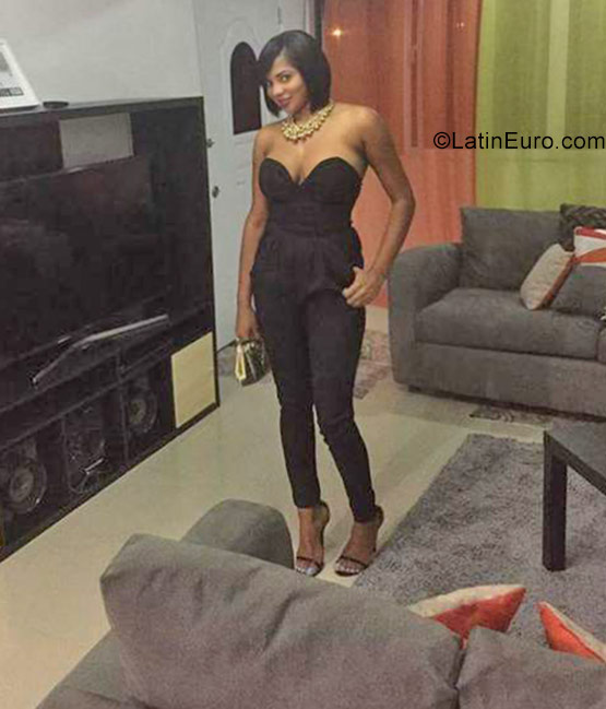 Date this voluptuous Dominican Republic girl Bionie from Samana DO32239