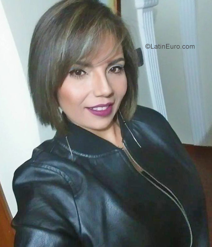 Date this delightful Colombia girl Carolina from Tunja CO23801