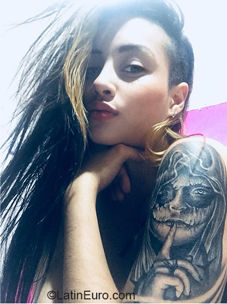 Date this nice looking Colombia girl Melany from Cali CO23930