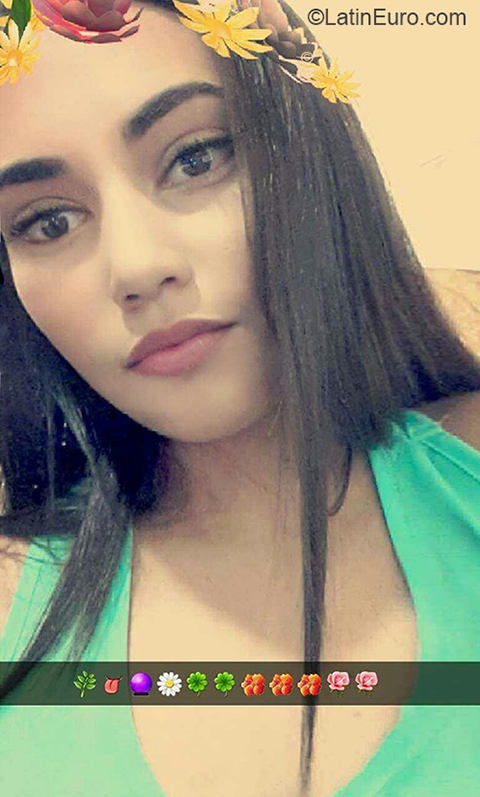Date this foxy Venezuela girl Engerlie from Maracaibo VE1771