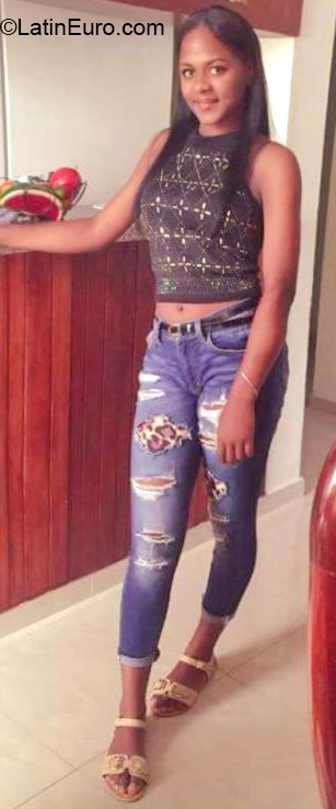 Date this hot Dominican Republic girl Elisabeth from Santo Domingo DO32637