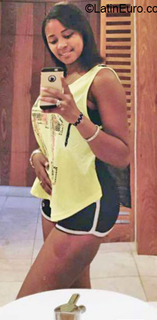 Date this foxy Dominican Republic girl Gaby from Santo Domingo DO32651