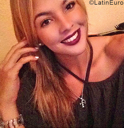 Date this hot Venezuela girl Anais from Valencia VE1756