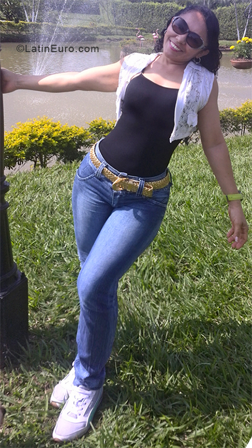 Date this hard body Colombia girl Cecilia from Valledupar CO24077