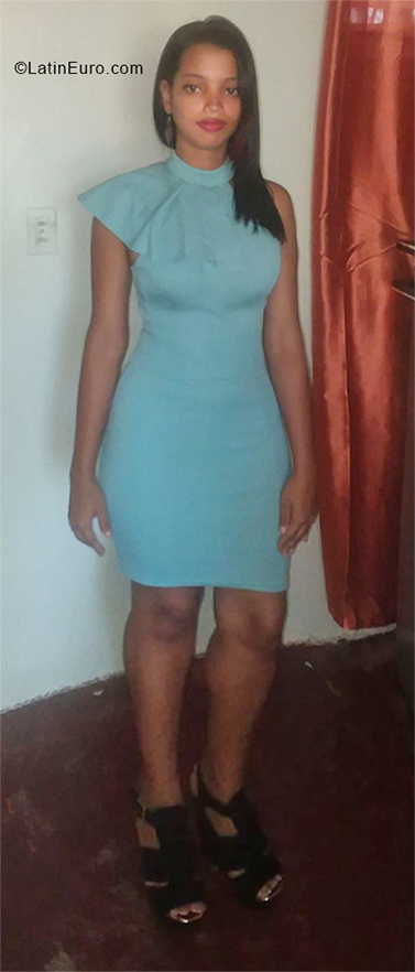 Date this pretty Dominican Republic girl Derelis from Santo Domingo DO32852
