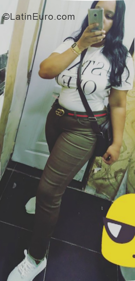 Date this voluptuous Dominican Republic girl Laura from Santo Domingo DO32866