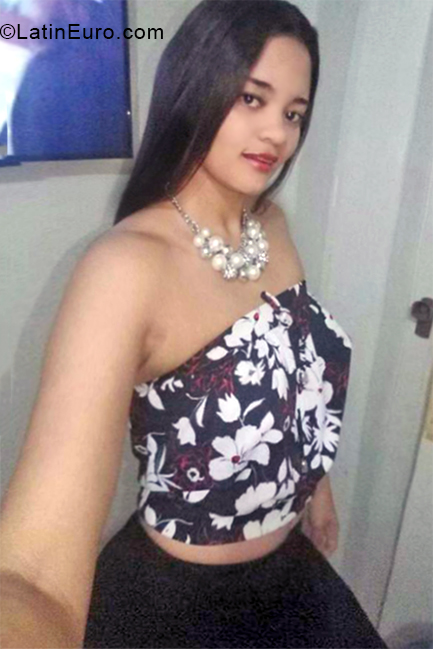 Date this cute Dominican Republic girl Minoska from Santo Domingo DO32875