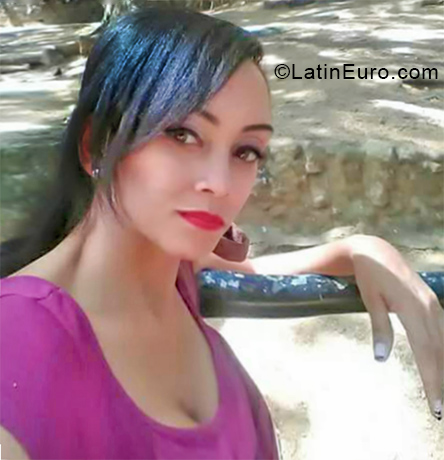 Date this sultry Colombia girl Amanda from Cali CO24138