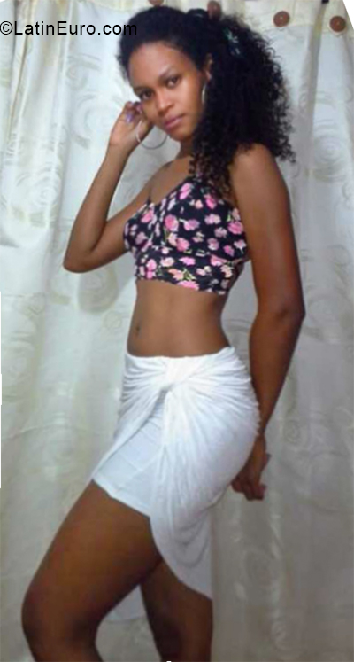 Date this young Colombia girl Dina from Cartagena CO24160