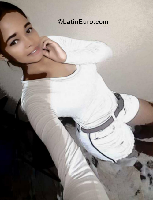 Date this foxy Dominican Republic girl Doika from Santiago DO32942