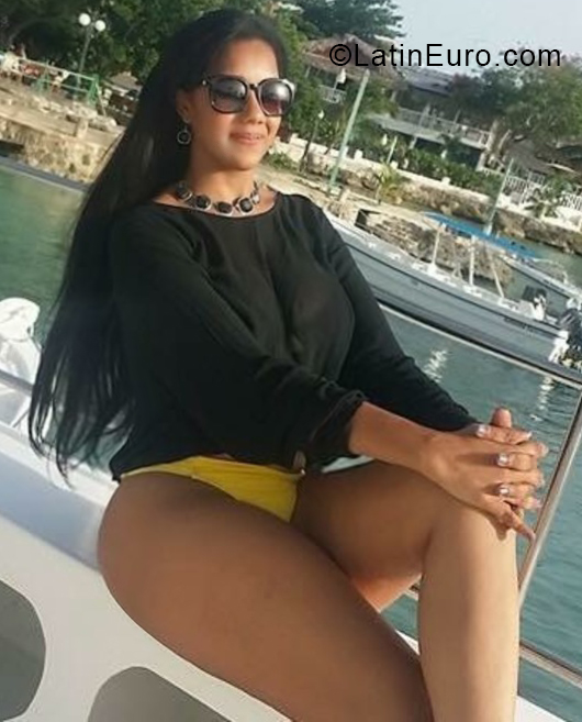 Date this happy Dominican Republic girl Seara from Santo Domingo DO32959