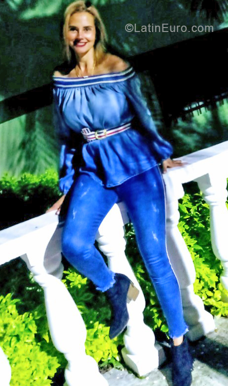 Date this tall Colombia girl Luna from Bogota CO24198