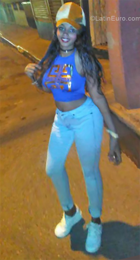 Date this happy Dominican Republic girl Rosa from Santo Domingo DO33007