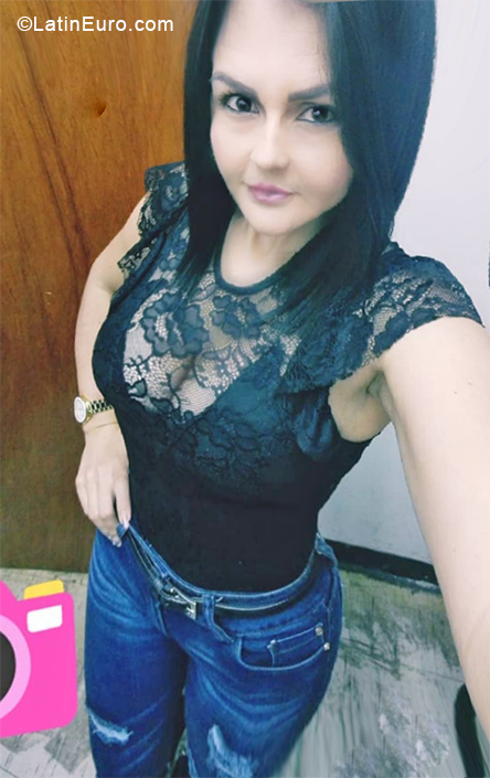 Date this athletic Venezuela girl Nubia from Caracas VE1823