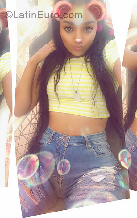 Date this pretty Dominican Republic girl Cris from Santo Domingo DO37679