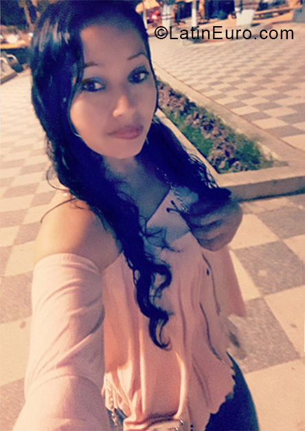 Date this happy Peru girl Yessenia from Lima PE1298