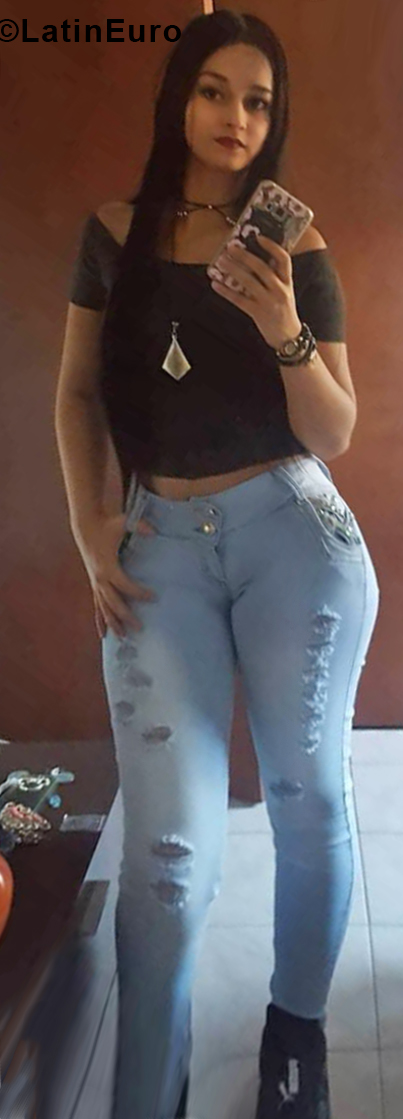 Date this attractive Colombia girl Laura from Medellin CO24351
