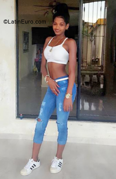 Date this pretty Dominican Republic girl Erika from Santiago DO33242