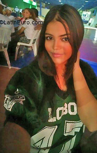 Date this athletic Dominican Republic girl Noemi from Santo Domingo DO33243