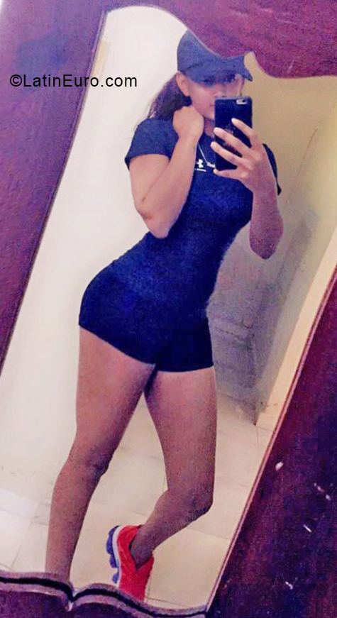 Date this stunning Dominican Republic girl Yas from Santiago DO33263