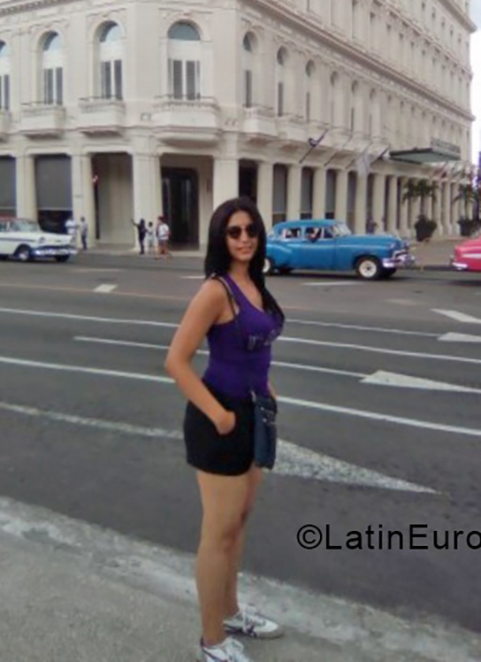 Date this young Cuba girl Beatriz from Holguin CU405