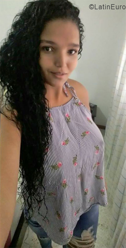 Date this happy Colombia girl Linda from Cali CO24463