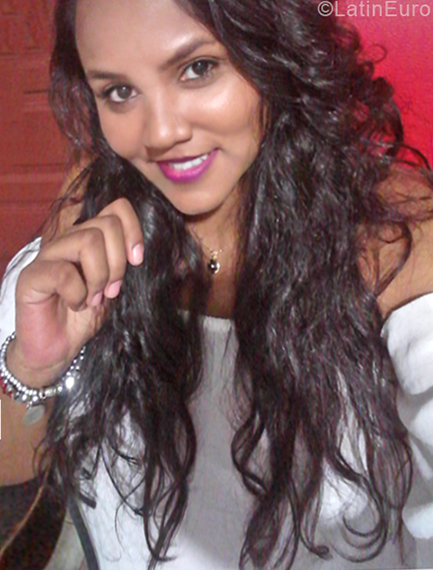 Date this attractive Colombia girl Laura from Cartagena CO24521