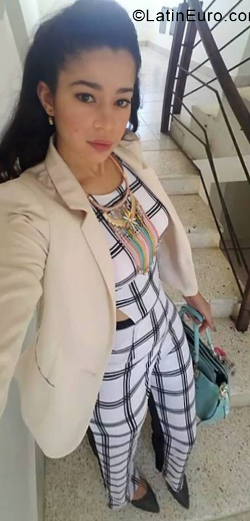 Date this pretty Dominican Republic girl Gissell from Santiago DO33381