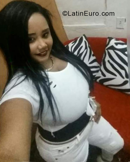 Date this nice looking Dominican Republic girl Mariela from Santo Domingo DO33388