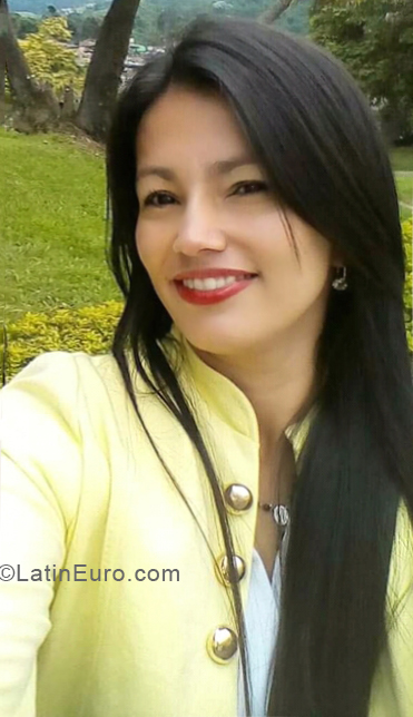 Date this hard body Colombia girl Alejandra from Manizales CO24551