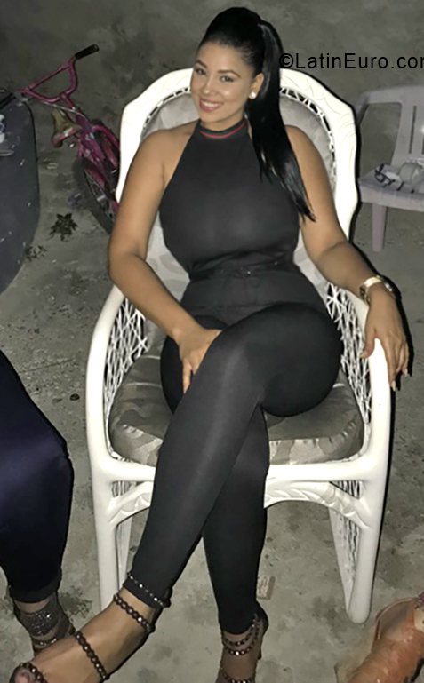Date this georgeous Dominican Republic girl Michelle from La Vega DO33431
