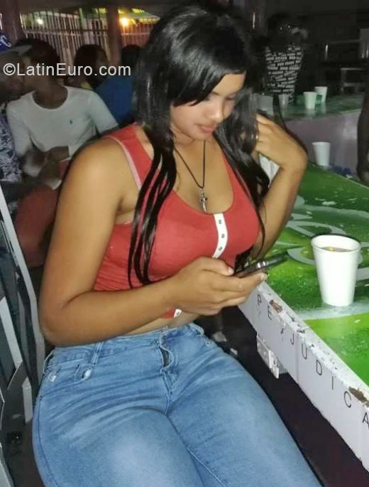 Date this nice looking Dominican Republic girl Yesenia from Santiago DO33495