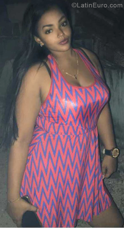 Date this athletic Dominican Republic girl Sarah from San Pedro De Macoris DO33505