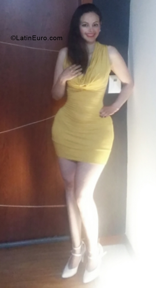 Date this attractive Colombia girl Delfina from Cartagena CO24616