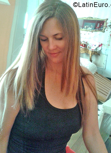 Date this lovely Argentina girl Flor from Rosario AR170