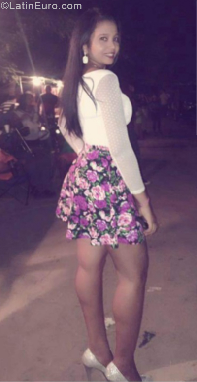 Date this voluptuous Dominican Republic girl Yeniffer from Santiago DO33556