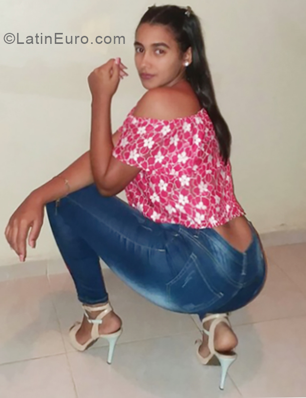 Date this hard body Dominican Republic girl Ricermi from Santo Domingo DO33561