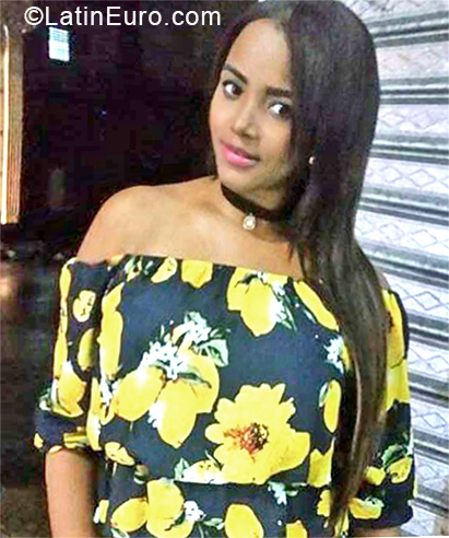 Date this sultry Dominican Republic girl Karo from Nagua DO33607