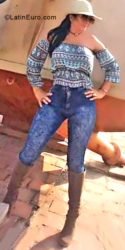 Date this athletic Venezuela girl ADEMELIS from Caracas VE2044