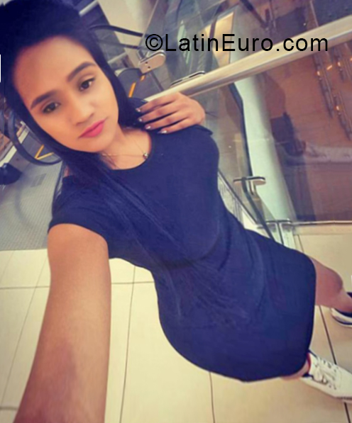 Date this sensual Dominican Republic girl Yinniska from Santo Domingo DO33661
