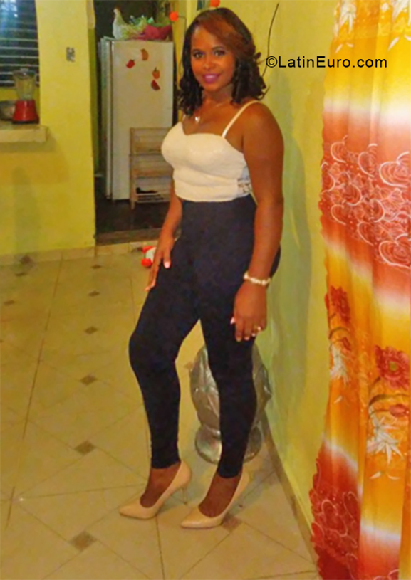 Date this good-looking Dominican Republic girl Joheli from Santo Domingo DO33675